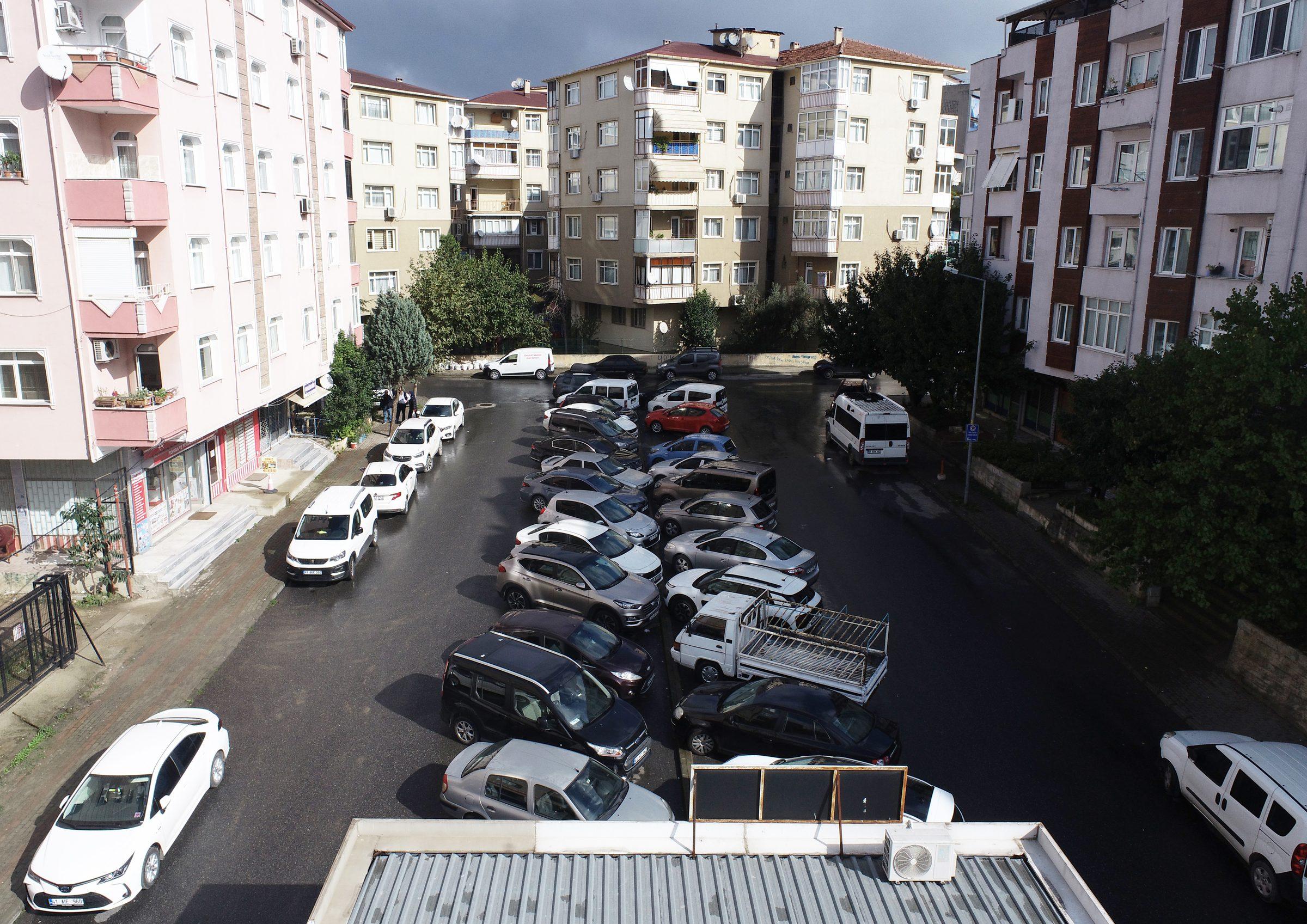 Gebze'de dönüşüm öncesi, park etmiş araçlarla dolu sokak