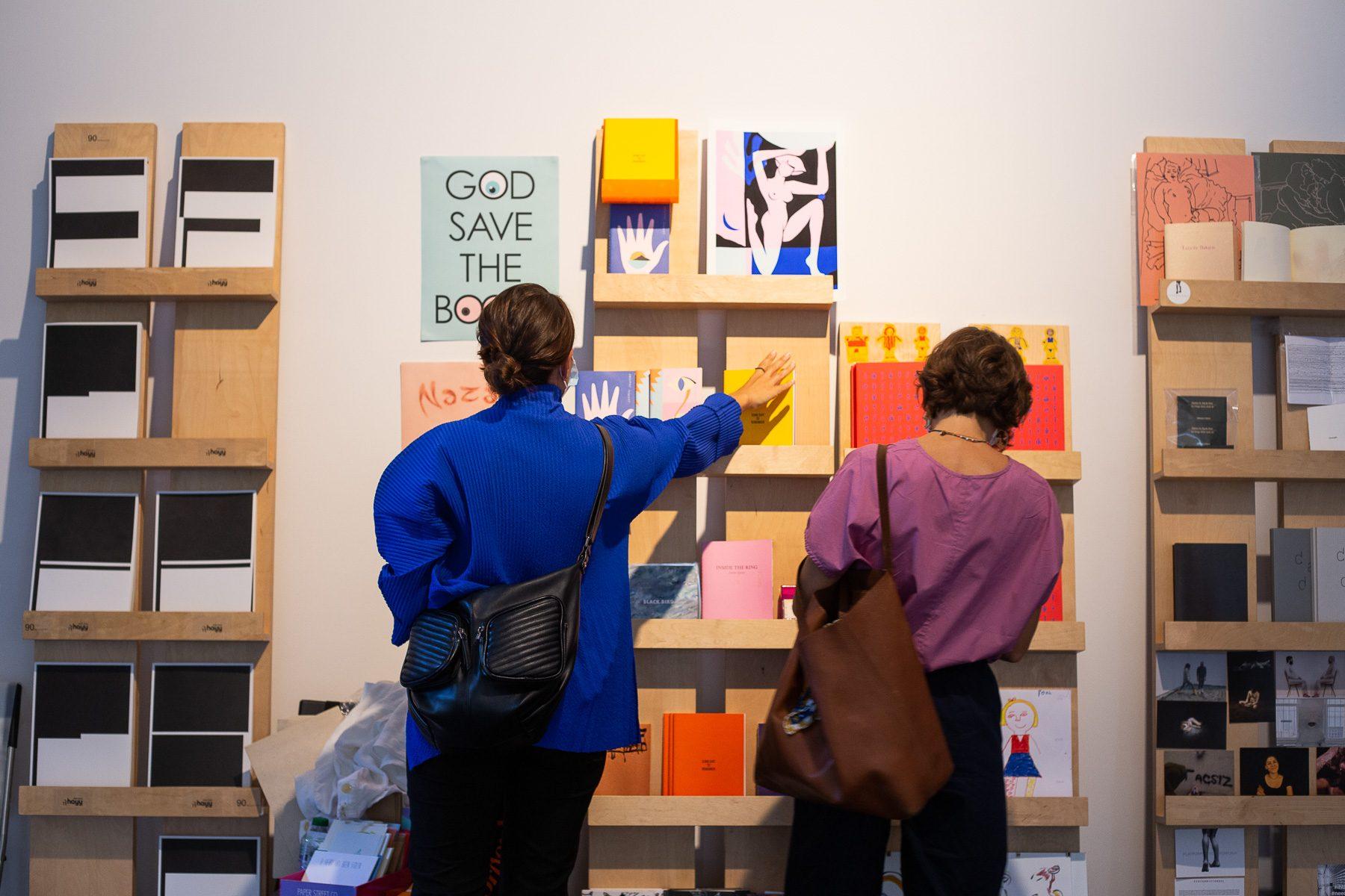 border_less ArtBook Days'te raflardaki yayınlara bakan ziyaretçiler