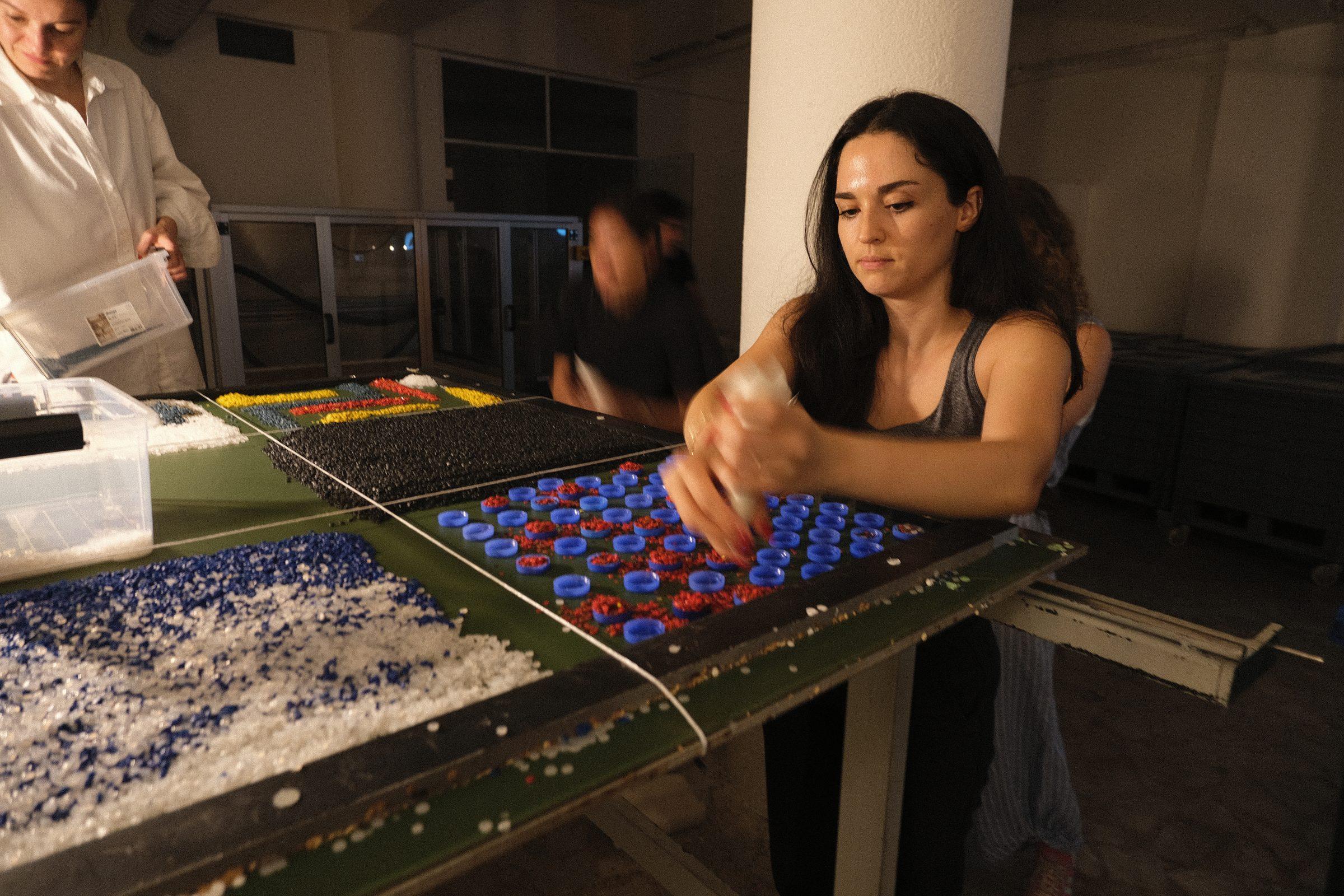 Kalıba plastik granül yerleştiren bir katılımcı