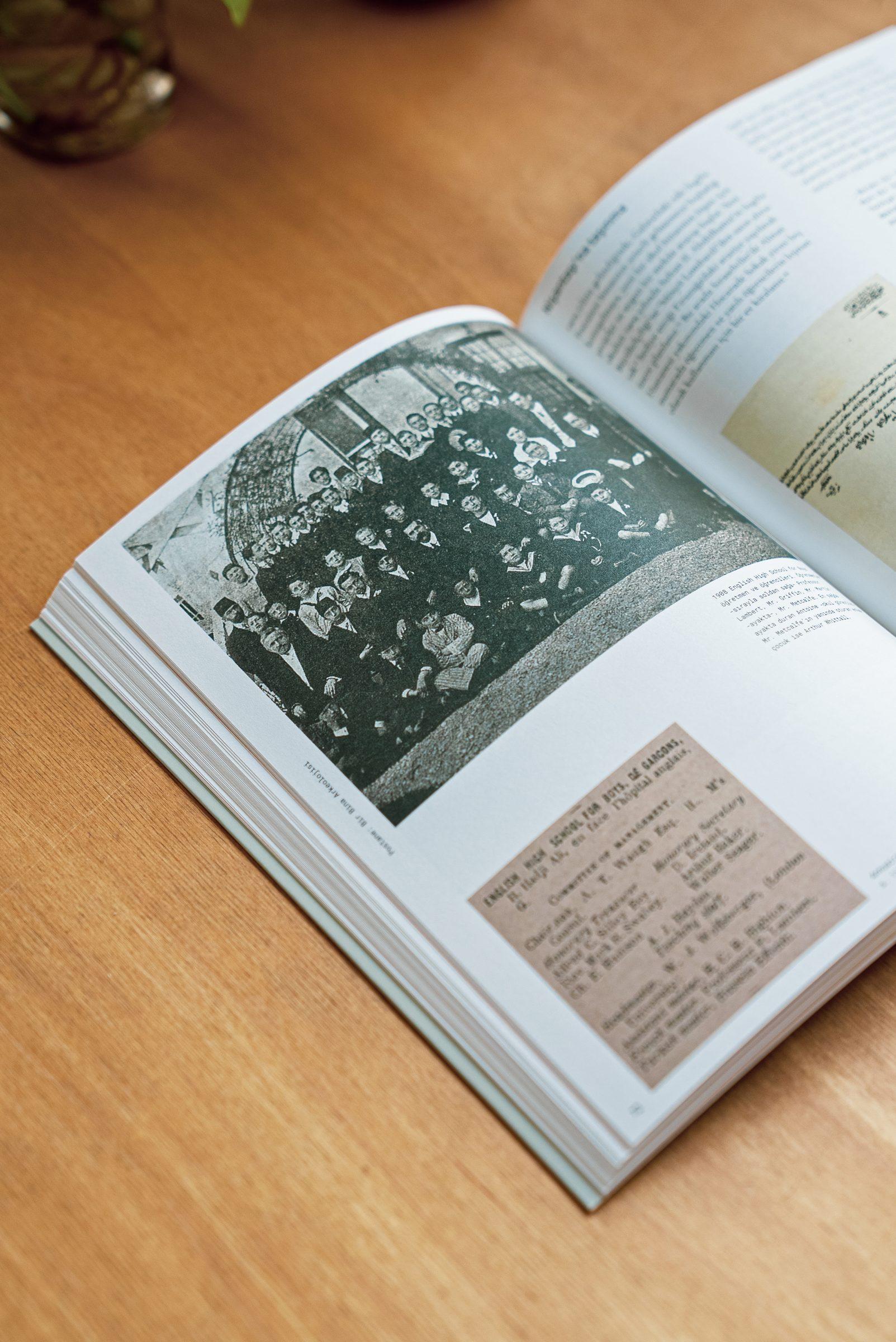 Arşiv görselleri içeren açık kitap sayfaları