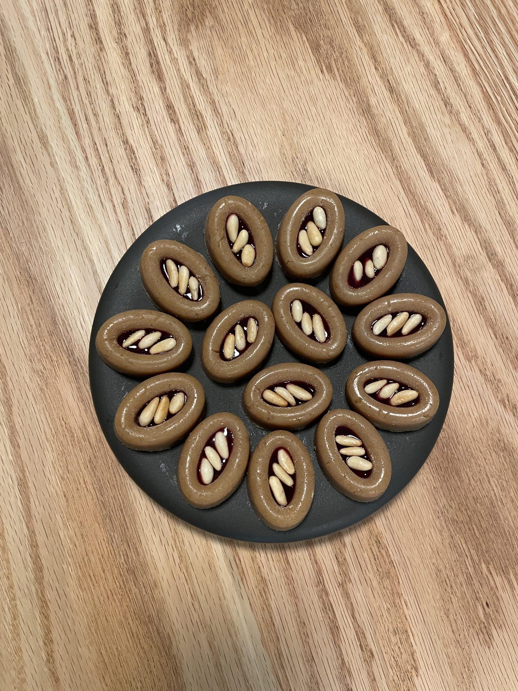 Siyah tabakta dizili, üzeri kuruyemişli tatlılar