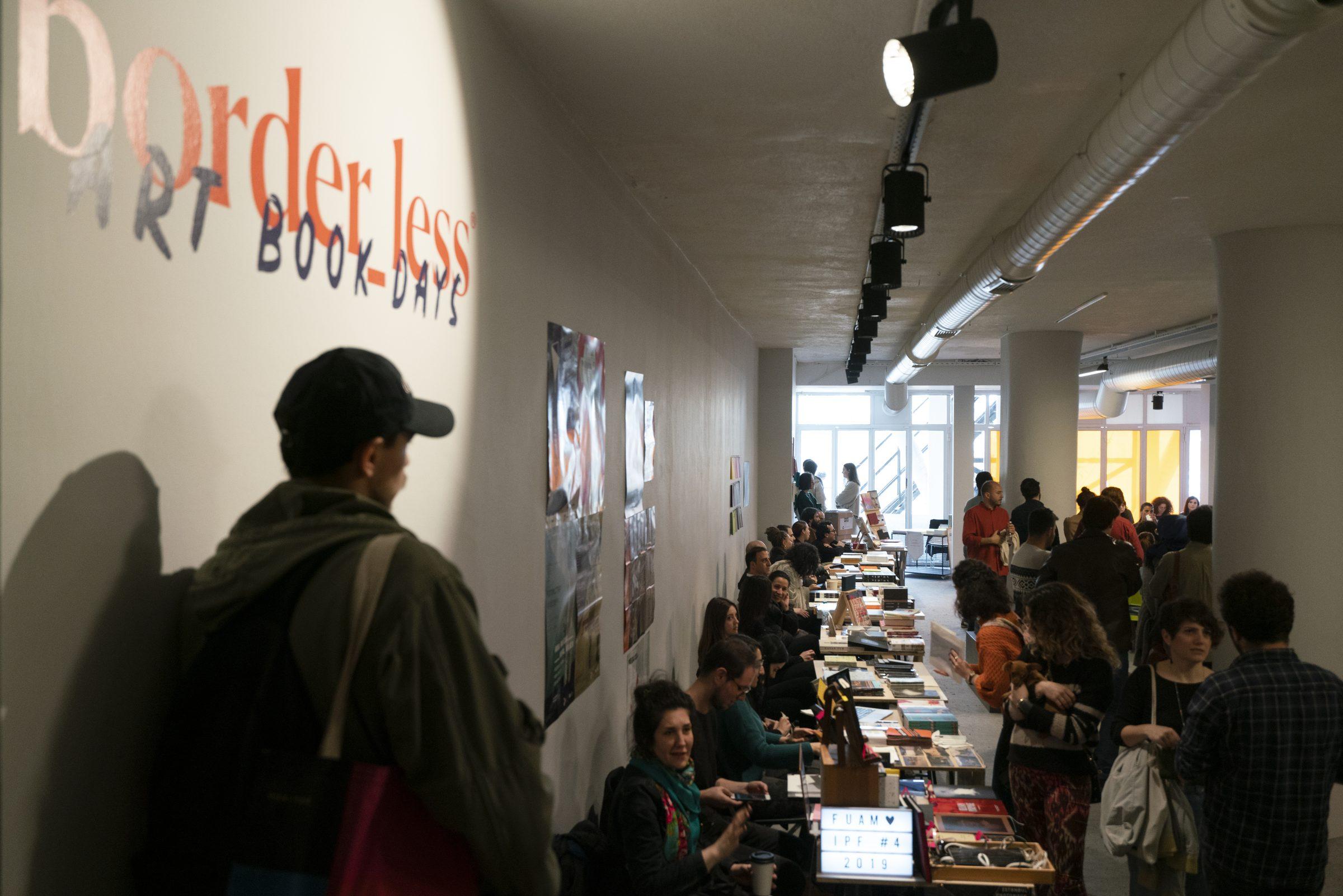 Kalabalık border_less ArtBook Days fuarında stantlar