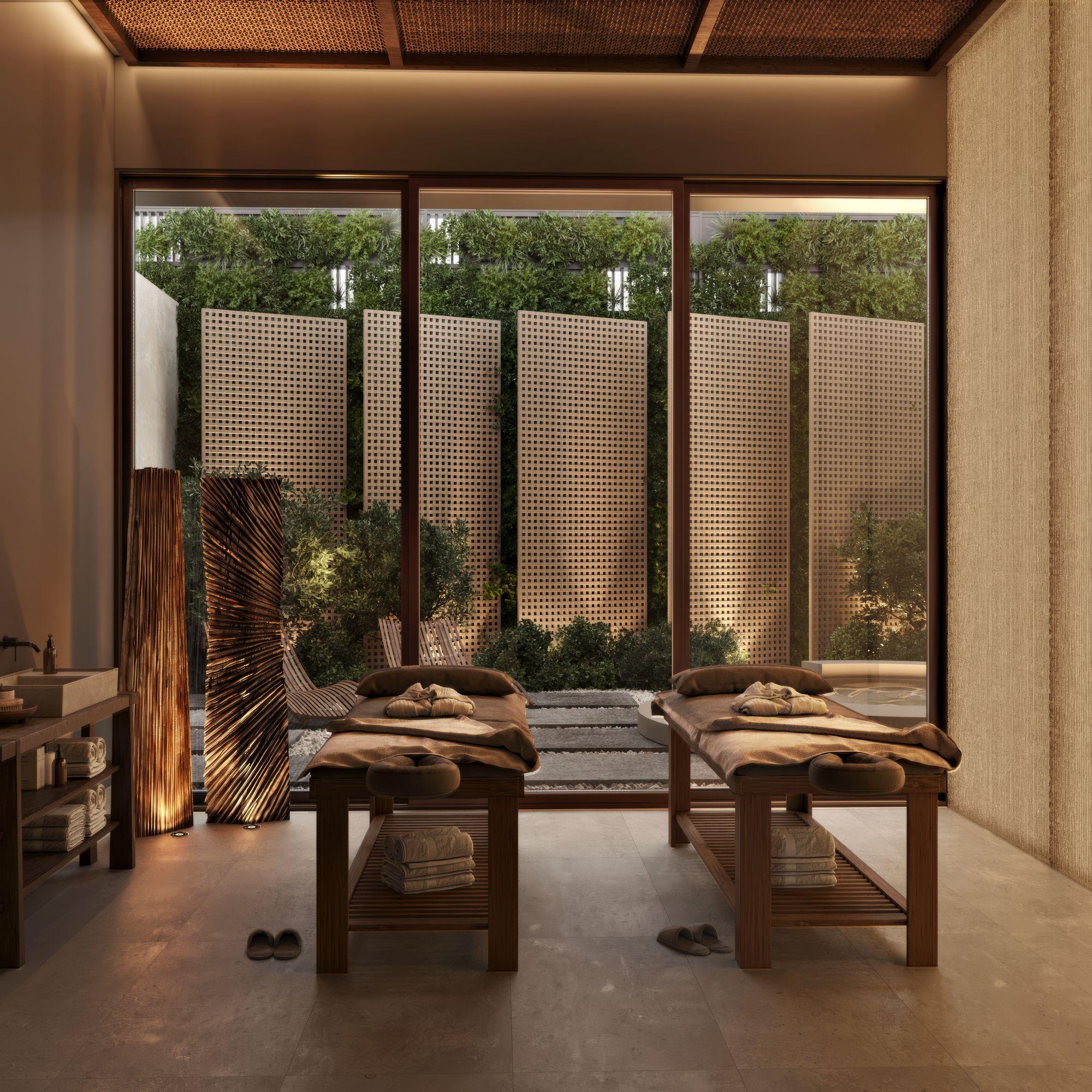Belek'te bir otelin ahşap tonlu spa odası