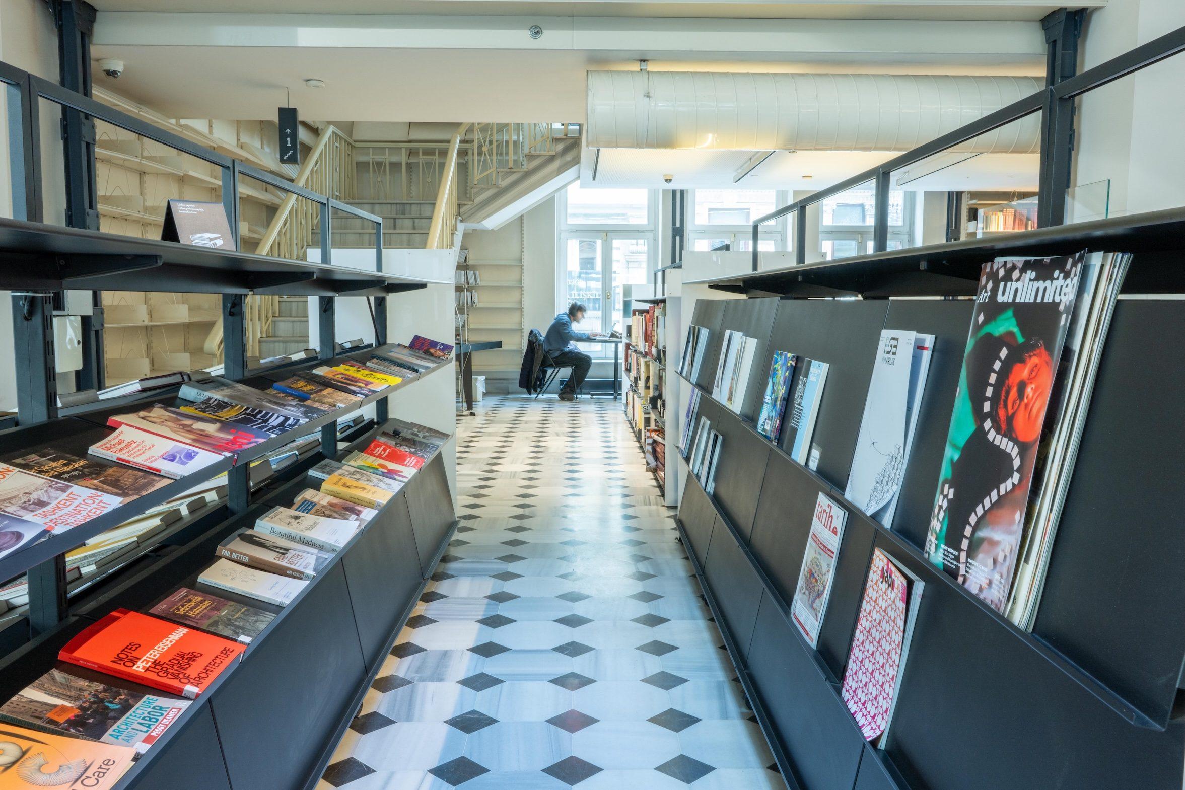 SALT Galata kütüphanesinde dergi ve kitap rafları